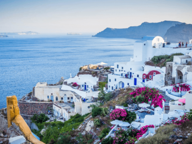 Vue sur Santorin en colo de vacances en Grèce cet été
