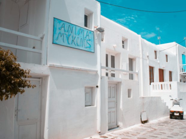 Paysage bleu et blanc en Grèce à côté d'un hébergement où séjournent les ados en colo