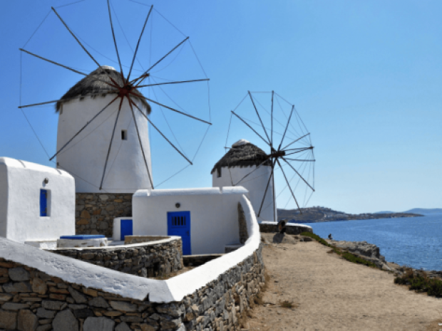 Paysage bleu et blanc en Grèce à côté d'un hébergement où séjournent les ados en colo