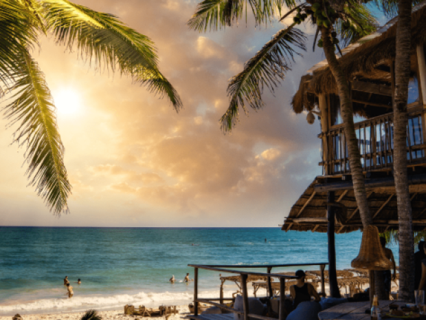 Paysage plage paradisiaque près de l'hébergement en colo de vacances au Mexique cet été