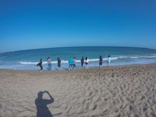 Jeunes à la plage de Barcelone