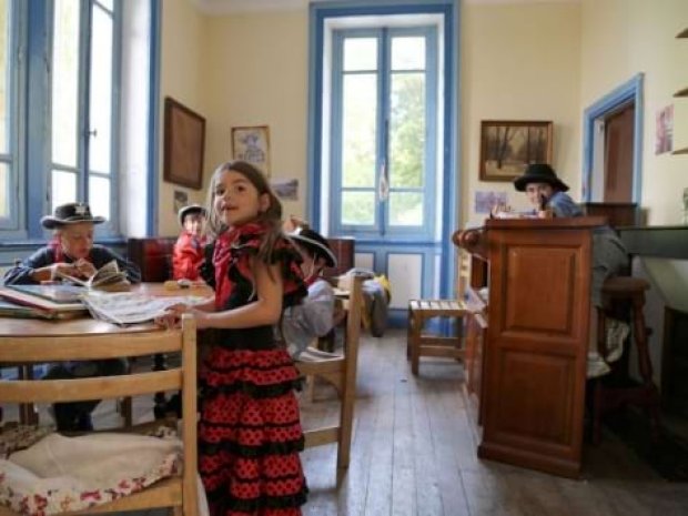 Enfants déguiser en cow-boy durant la colonie de vacances à Saint Fargeau