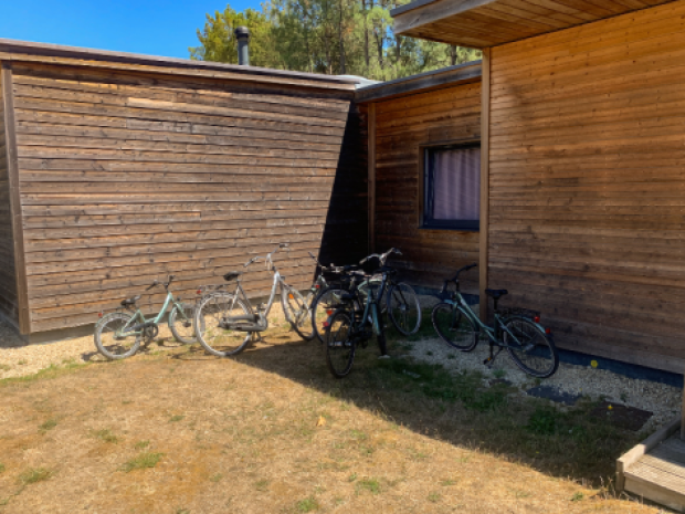 Vue sur la façade des cottages au Center Parcs où les jeunes qui partent en colonie de vacances logent