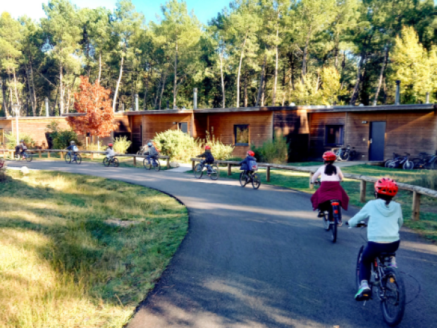 Balade en vélo aux abords des hébergements Cottages au Center Parcs  où les jeunes en colo logent