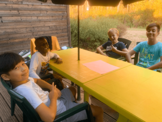 Jeunes en colo qui se reposent sur la terrasse 