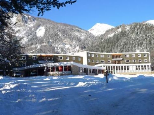 Extérieur de l'hébergement de la colonie de vacances dans les Hautes-Alpes