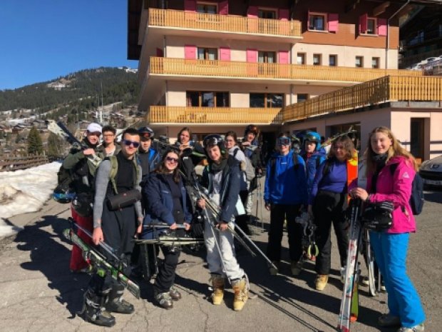 Ados en colonie de vacances au centre du Petit Châtel en route pour une journée ski