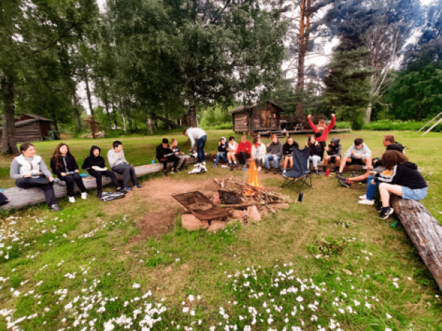 Vue sur le petit groupe d'ados en colo en Suède cet été