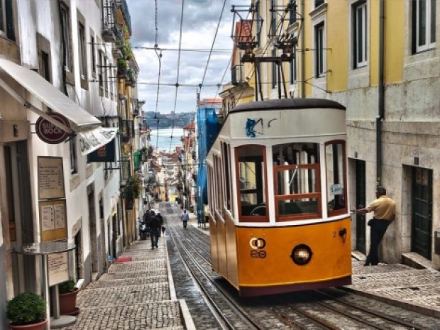 Tramway qui remonte les pentes de la ville de Lisbonne au Portugal