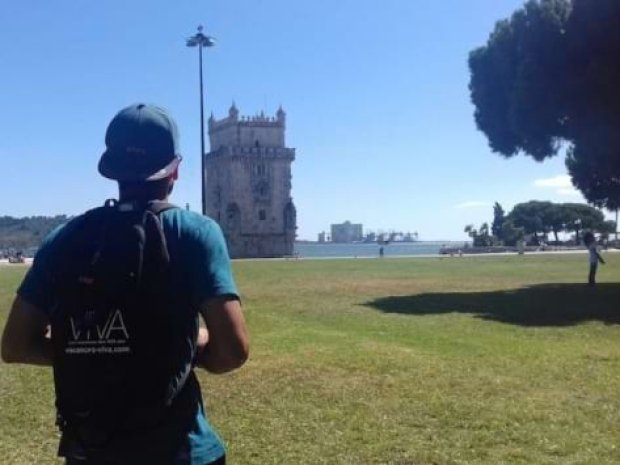 Jeunes de la colonie devant une monument du Portugal