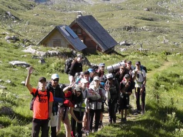 Ados en colonie de vacances à la montagne pendant une randonnée