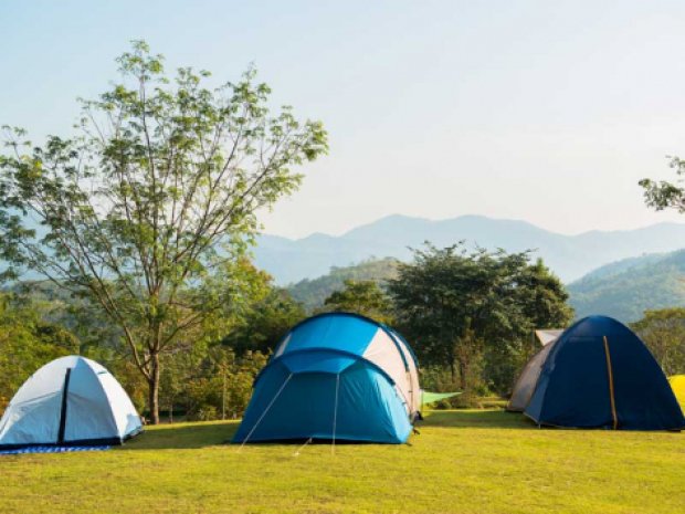 Campement de tentes en colonie de vacances à la montagne