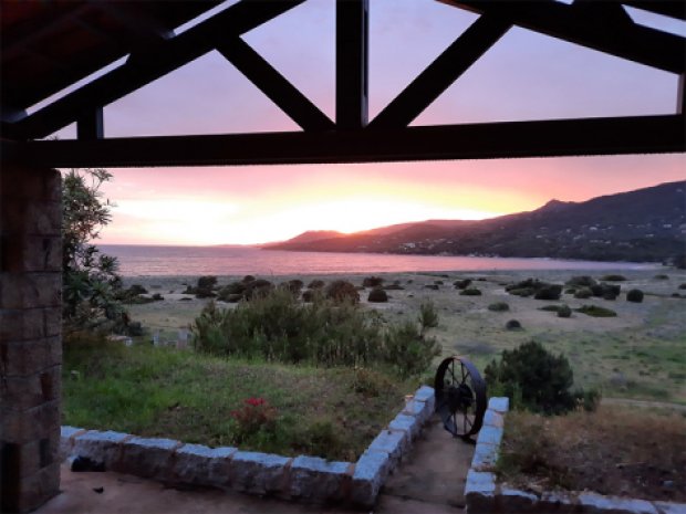 Vue sur un coucher de soleil Corse au Chalet Tikiti dans le centre de colo de vacances à Propriano