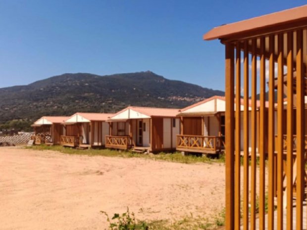 Vue sur les mobil home du centre de la colonie de vacances en Corse