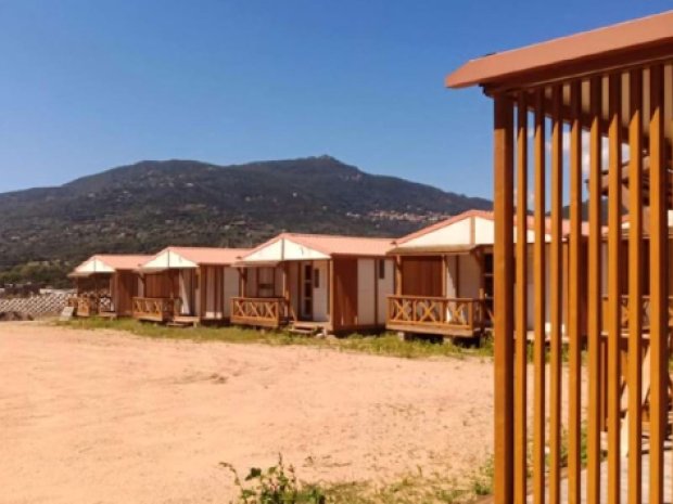 Vue sur les mobil home du centre de la colonie de vacances en Corse