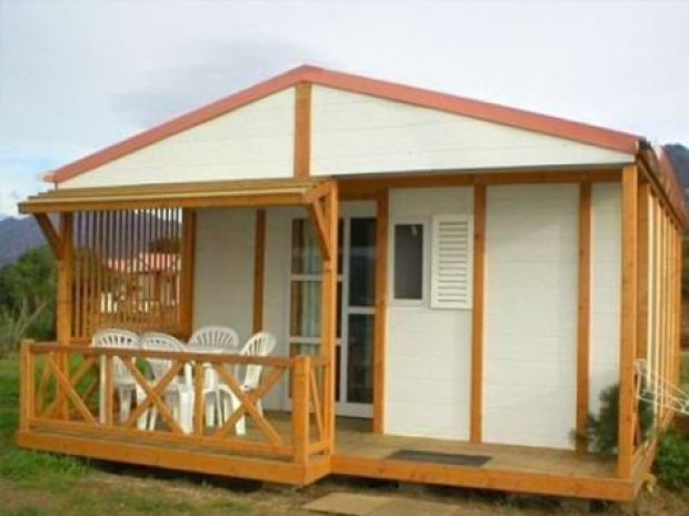 Vue sur un mobil home du camping de la colonie de vacances