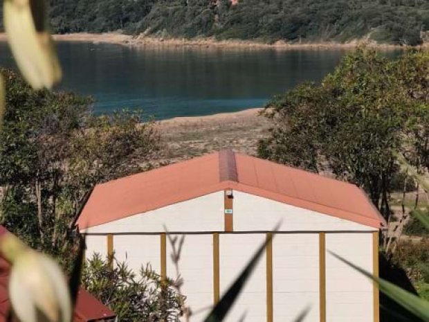 Vue sur l'arrière d'un mobil home du camping de la colonie de vacances