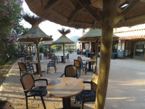 Terrasses extérieurs du restaurant du camping en Corse