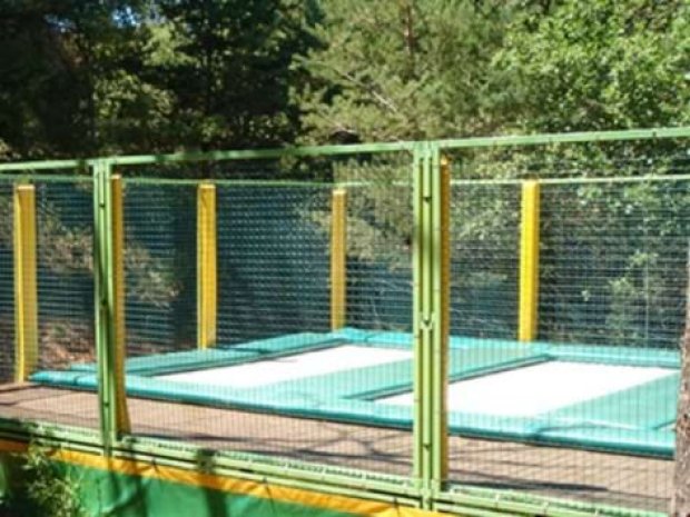 Trampolines du camping de la colonie de vacances dans le Var