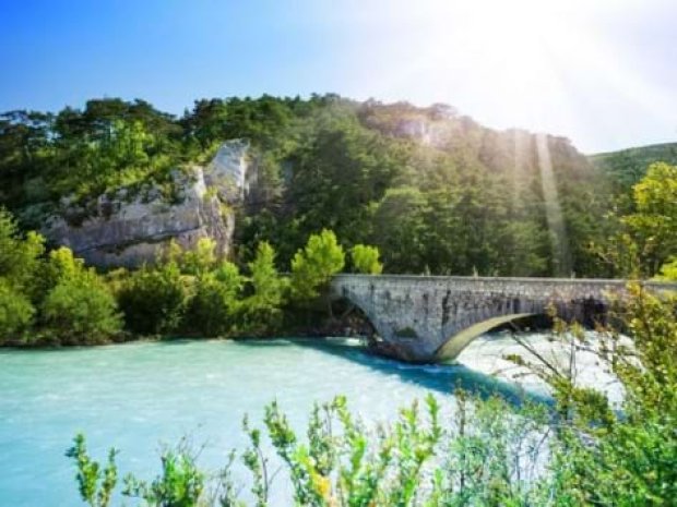 Pont qui traverse les Gorges du Verdon