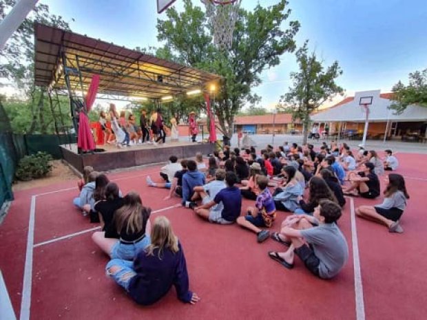 Vue sur des jeunes enfants en colo au centre du camping le Lac à Bauduen