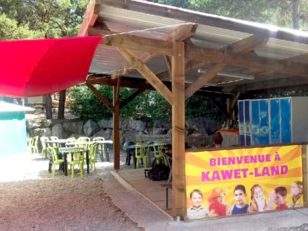 Vue sur l'abris à côté de la piscine au centre de vacances Camping le Lac à Bauduen