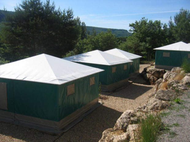 Vue sur les hébergements des jeunes en colo de vacances au Camping le Lac à Bauduen 