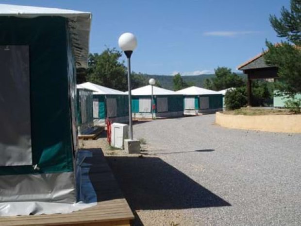 Vue sur les hébergements de colo de vacances au camping Le Lac à Bauduen 