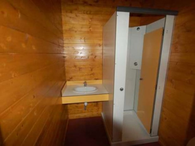 Salle de bain des chambres de la colonie de vacances