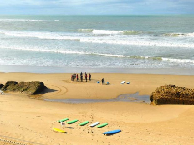 Colonie de vacances pour jeunes sur la plage de l'Atlantique
