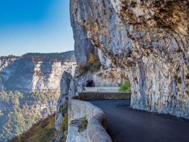 Route sinueuse de l'Ardèche avec falaises