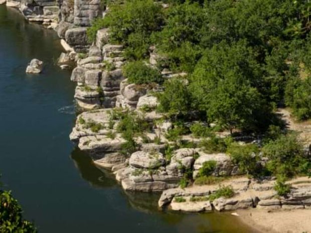 Vue en plongée des gorges de l'Ardèche