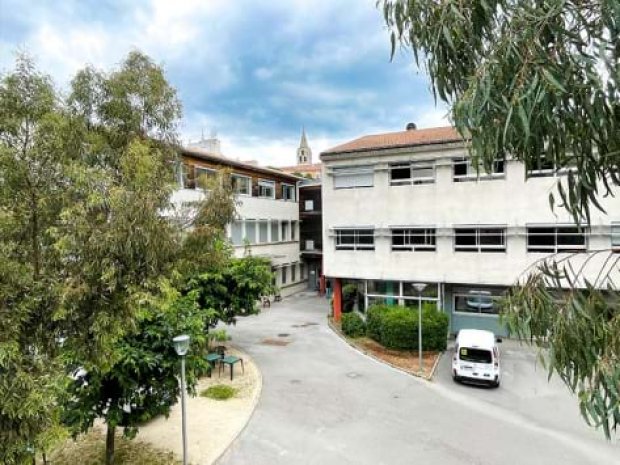 Plan extérieur du centre J Froment avec une vue sur le batiment accueillant les enfants en colonie de vacances