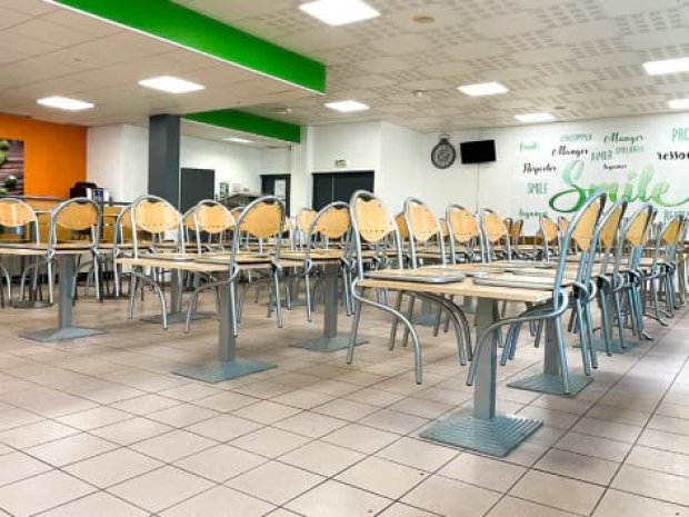 Vue globale sur le réfectoire du centre de colonie de vacances avec tables et chaises