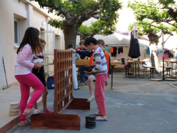 Enfants qui jouent dans la cour de récré du centre de vacances de Palavas les Flots dans le Sud