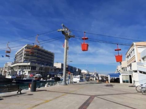 Oeufs à Palavas les Flots qui déposent les touristes d'une baie à l'autre, avec vue sur mer