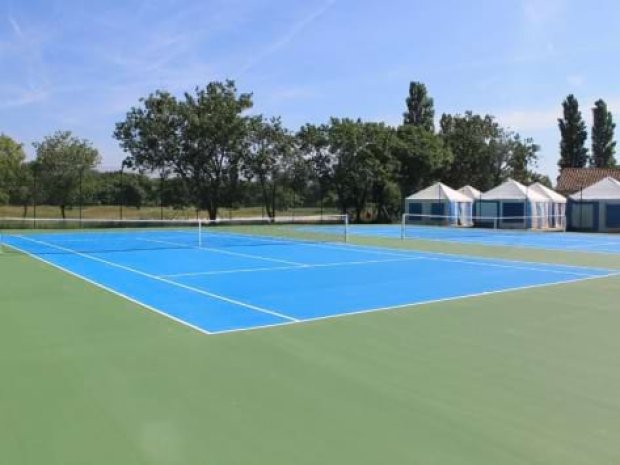 Terrain de tennis de l'hébergement de la colonie de vacances