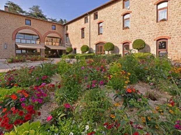 Façade d'un centre de vacances en Auvergne