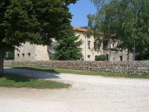 Vue sur la cour de l'espace Beauvoir à Monistrol Haute-Loire