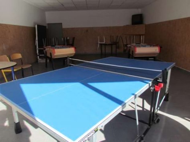 Table de ping pong et de babyfoot de la colonie de vacances à la mer