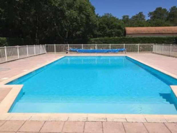 Piscine de l'hébergement de la colonie de vacances à Mimizan