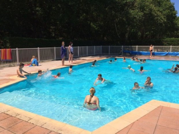 Enfants de la colonie de vacances dans la piscine du centre de Mimizan