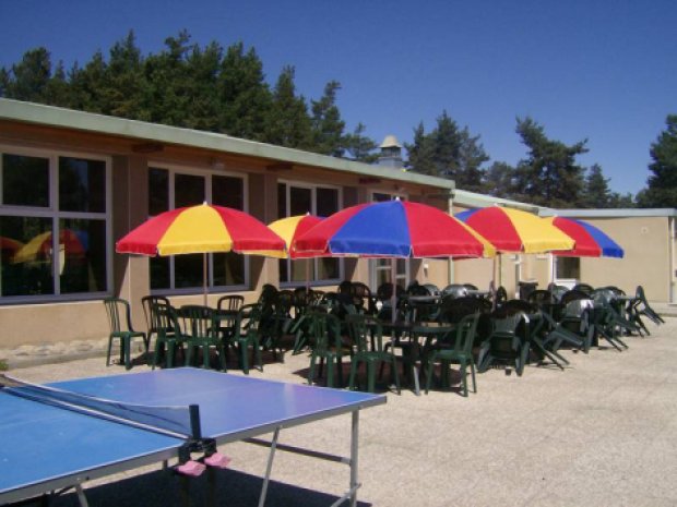 Terrasse du centre de Retournac aménagée l'été