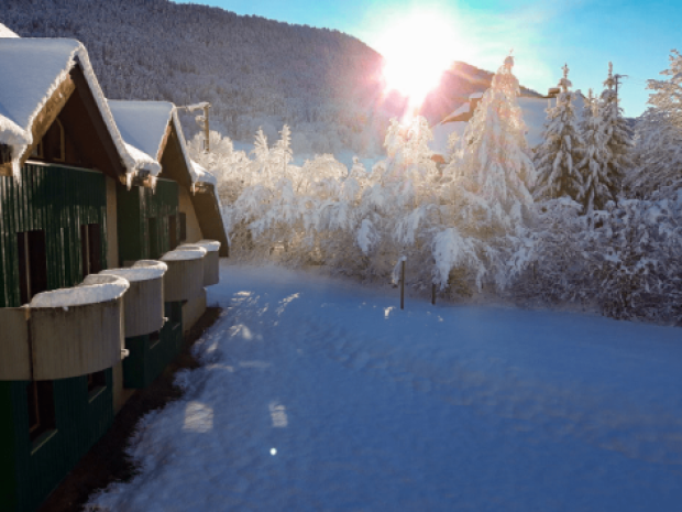 Vue enneigée sur le centre de colonie de vacances St Hugues dans les Alpes qui accueille des jeunes en colonie de vacances