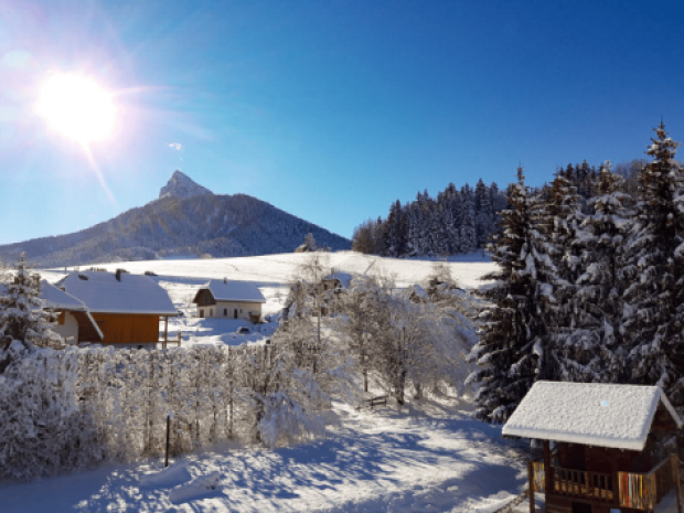 Vue sur le chalet St Hugues, hébergement de colonies de vacances durant l'hiver pour les jeunes en colo ski