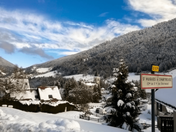 Vue sur le chalet St Hugues dans les Alpes qui hébergent les ados en colonie de vacances ski