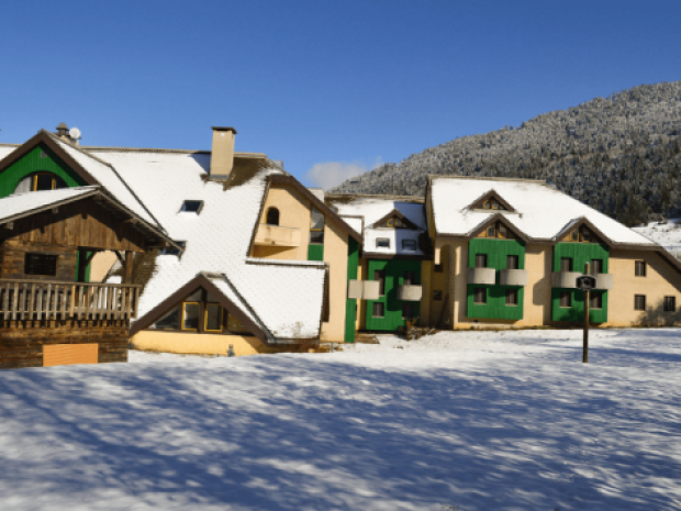 Vue sur l'extérieur enneigé du chalet St Hugues en colonie de vacances