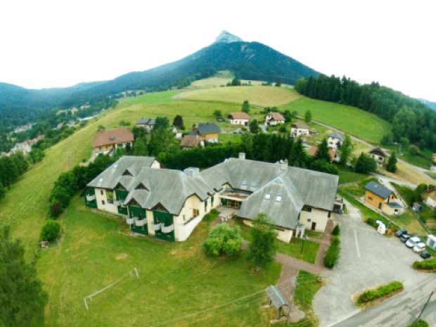 Vue depuis un drone du chalet St Hugues qui accueille des jeunes en colonies de vacances, printemps