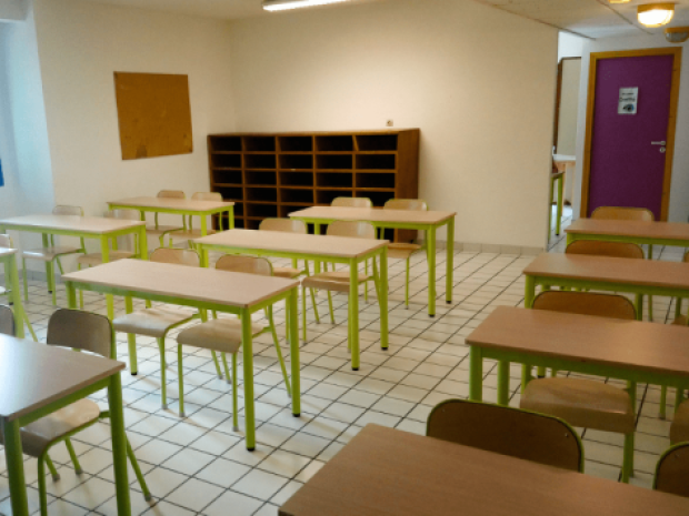 Salle dans le chalet St Hugues, centre de colo de vacances dans le département de l'Isère