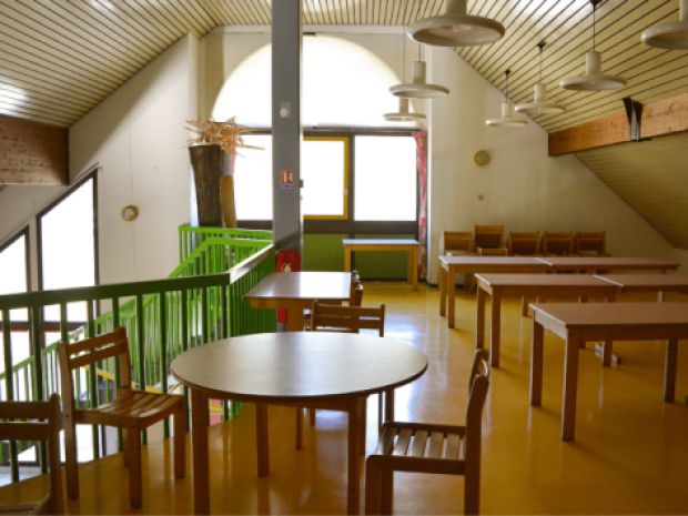 Salle qui réceptionne les jeunes en colonie de vacances dans l'hébergement St Hugues